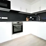 City Apartment - Old Main Bridge, Own Garage Parking Space
